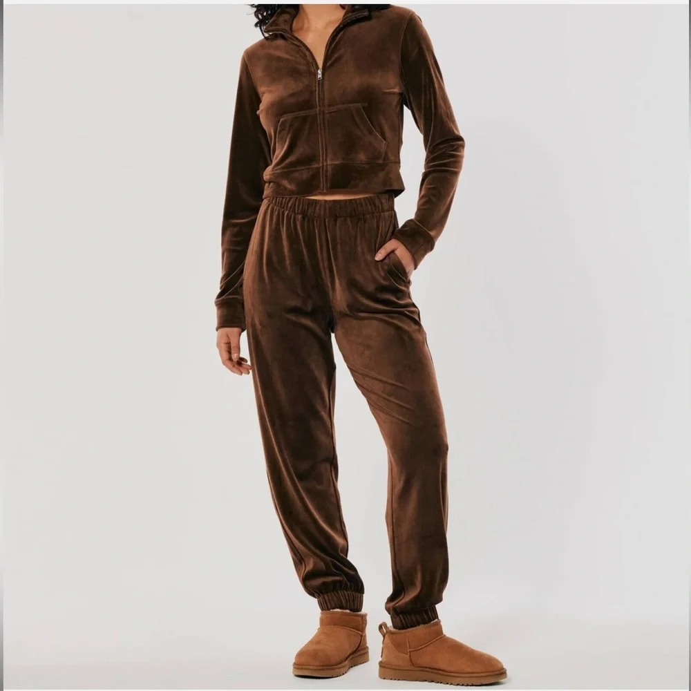 Love Poem velvety soft velour jogger set in chocolate rich brown Sz‎ Med